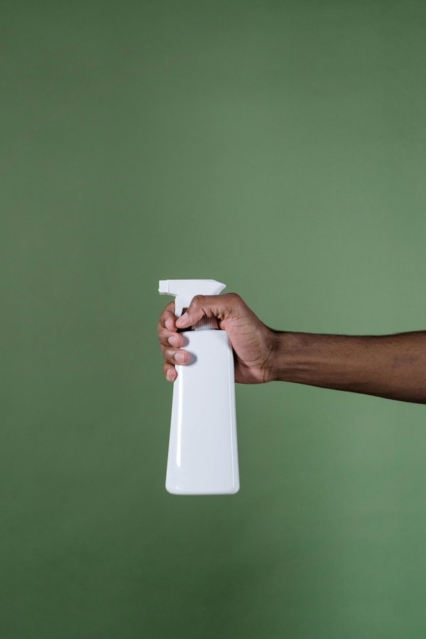 Comment nettoyer efficacement sa terrasse avec de la javel